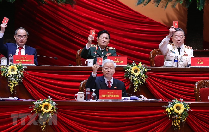 Tổng Bí thư, Chủ tịch nước Nguyễn Phú Trọng và các thành viên Đoàn Chủ tịch biểu quyết thông qua danh sách Ban Thẩm tra tư cách đại biểu.